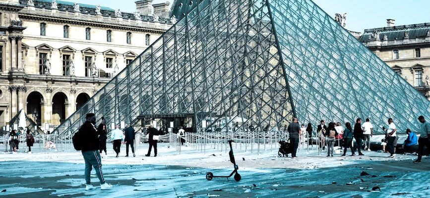 people around louvre museum