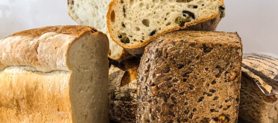 Куча нарезанного пшеничного хлеба