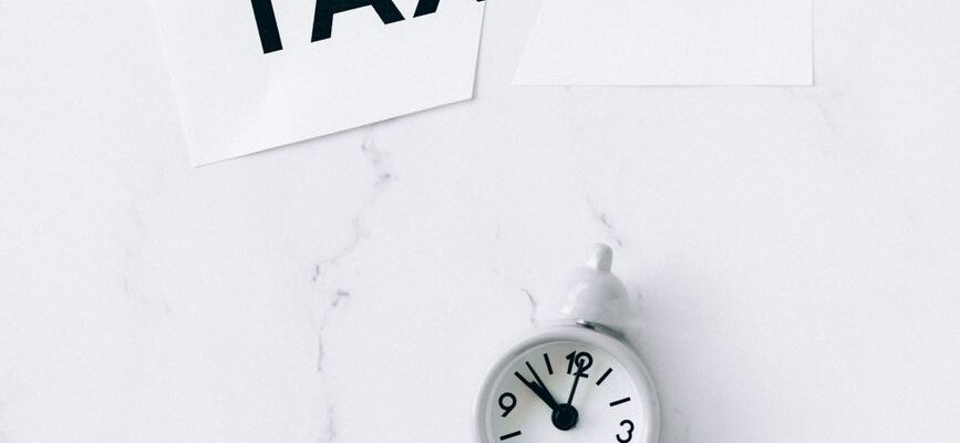 white round analog alarm clock